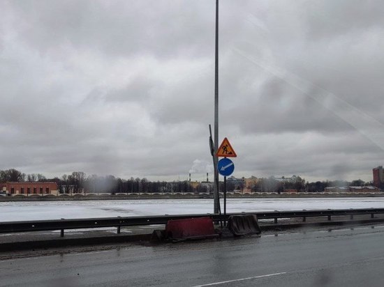 «Ремонт или могила неизвестного чиновника?»: автомобилисты гадают о назначении загадочных ограждений на Свердловской набережной