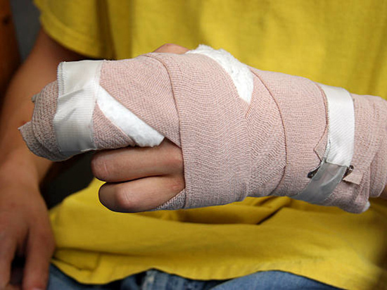 Во время травли в саратовской школе ребенку сломали палец