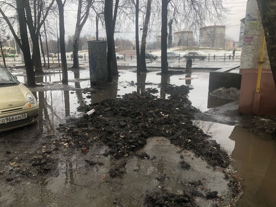Пензенцы пожаловались на грязь и разруху в дворах у памятника Победы