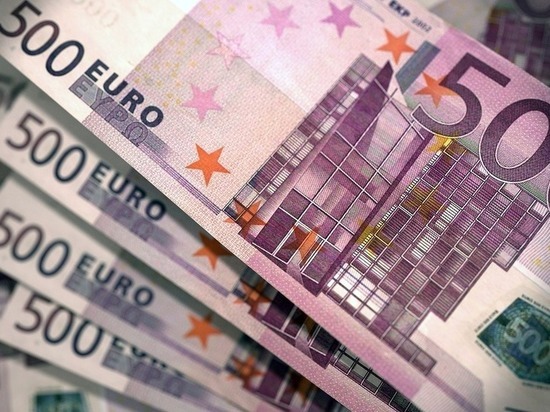 Официальный курс евро впервые с апреля оказался выше 82,5 рубля