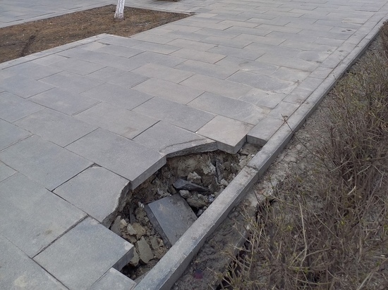 В центре Ростова посреди тротуара образовался провал