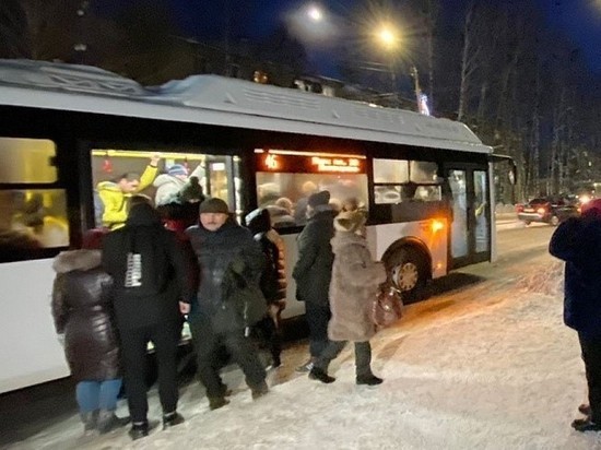 В Кирове жители жалуются на переполненные автобусы маршрута № 90