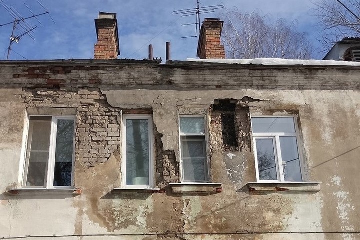 В Ярославле в жилом доме из-за протечки вывалилась стена в квартирах
