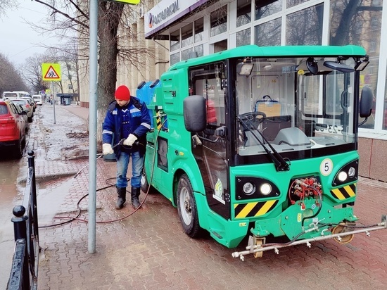 В Великом Новгороде началась весенняя мойка дорог и тротуаров