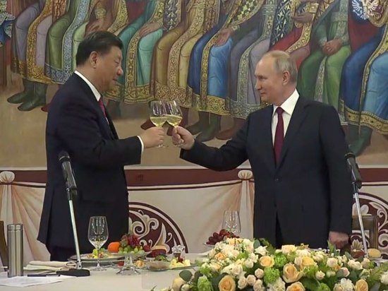 Путин поднял тост за здоровье Си Цзиньпина