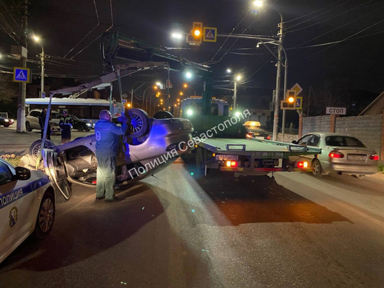 В Севастополе пьяная автоледи опрокинула иномарку с 2 пассажирами