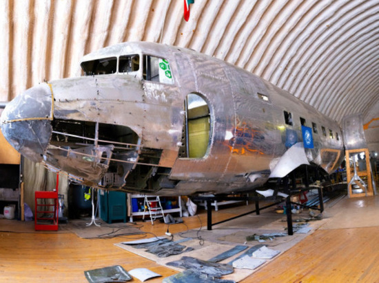 В Новосибирске продолжается реставрация американского самолета «Дуглас»