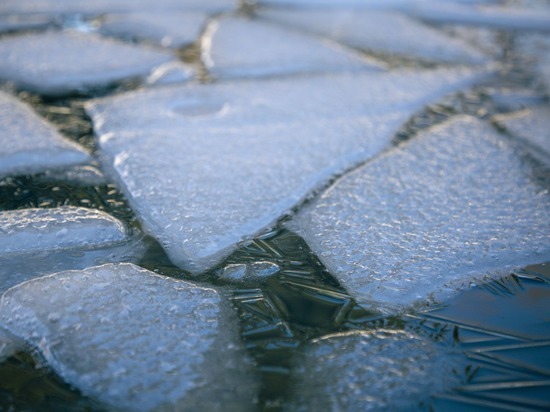 В Бурятии автомобиль частично провалился под лёд озера