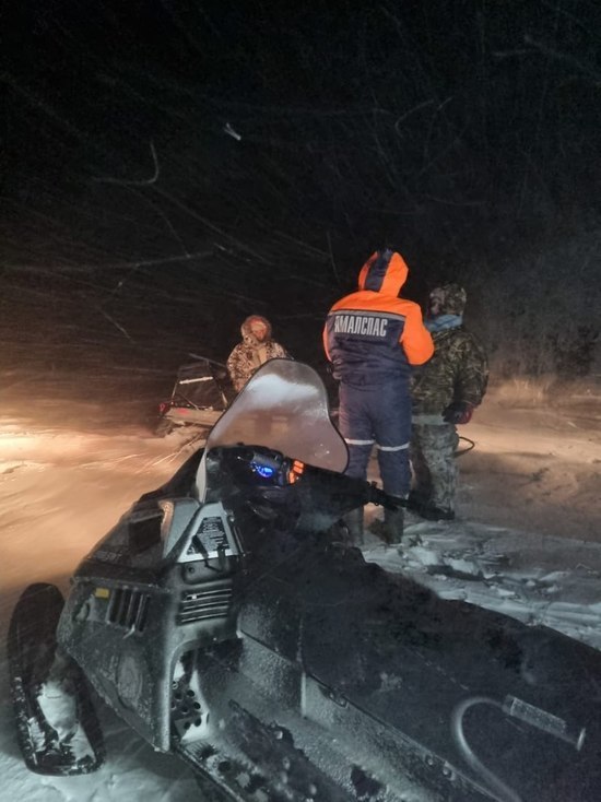 Сломался снегоход: ямальские спасатели вызволили людей из снежного плена