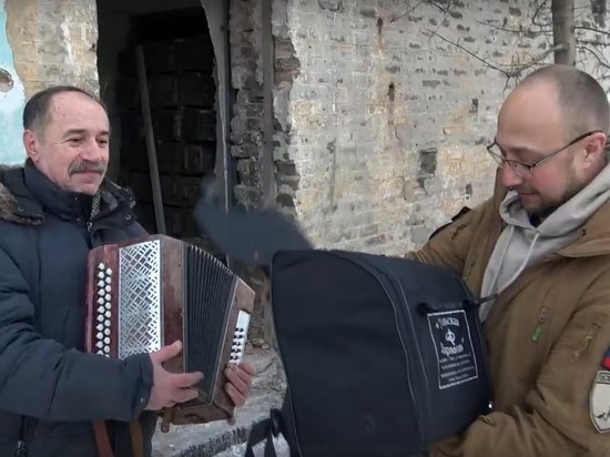 Общественник из Новосибирска Носов отвез в зону СВО гармошку