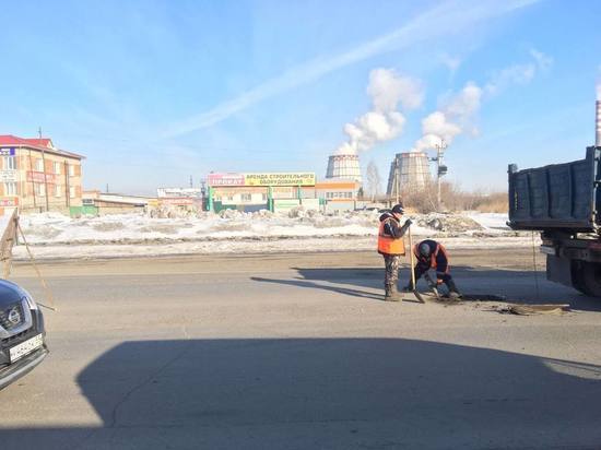 В Омске делают временный ремонт поврежденных за зиму дорог