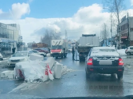 В Петрозаводске на проезжую часть вывалился газосиликат