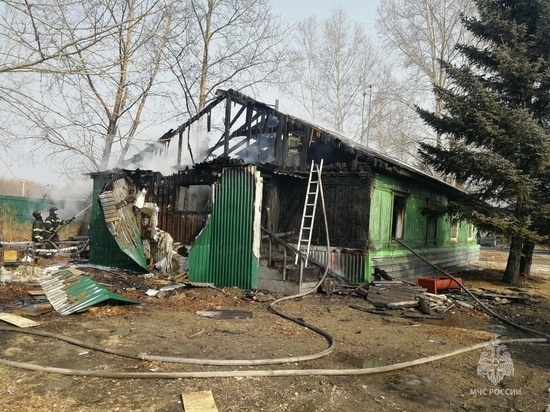 Девушка погибла в сгоревшем деревянном доме в Приамуре