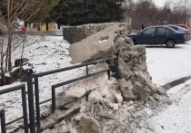 В поселке Кедровка Березовского городского округа повредили одну из стен комплекса «Памятник в честь Победы в Великой Отечественной войне 1941-1945»