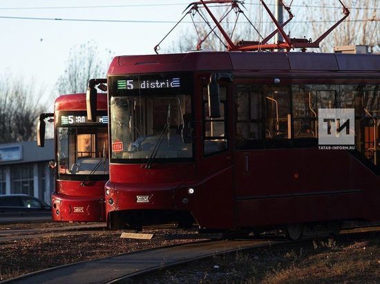 В Казани водитель иномарки парализовал движение трамваев, застряв на путях