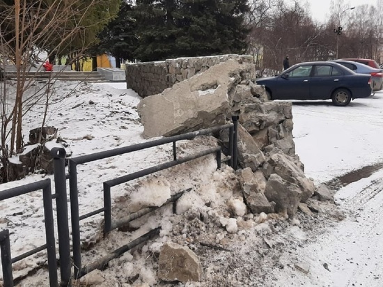 Автомобиль повредил памятник в честь Победы в ВОВ в свердловском поселке