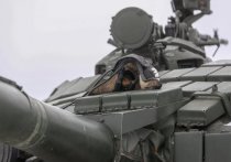В Сети появилось видео, на котором показывается, как российский танк Т-72Б3М въезжает в городскую застройку, в которой боевая техника уничтожает позиции украинской армии в зоне спецоперации
