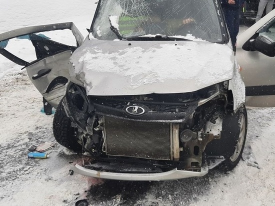 В лобовом столкновении на Прибрежном шоссе в Мурманске пострадали два человека