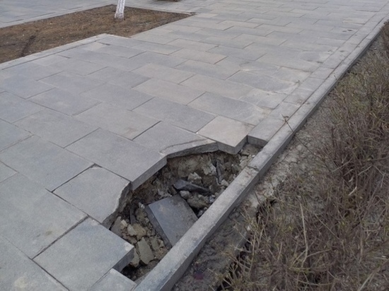 После публикации MK.RU специалисты отремонтировали тротуар в центре Ростова