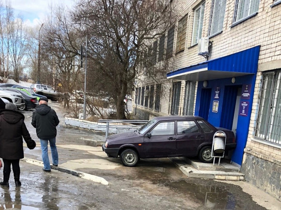 В российском регионе машина без водителя протаранила здание ГИБДД