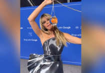 49-летняя супермодель Хайди Клум вышла в свет в необычных нарядах — платье с эффектом жидкого металла и сумкой, выполненной в виде аквариума с рыбкой