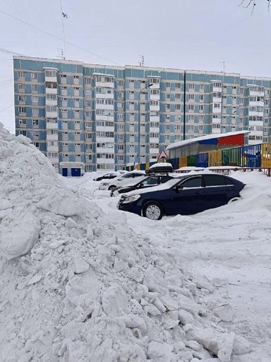 В Новом Уренгое автомобилисты мешают коммунальщикам бороться с последствиями метели