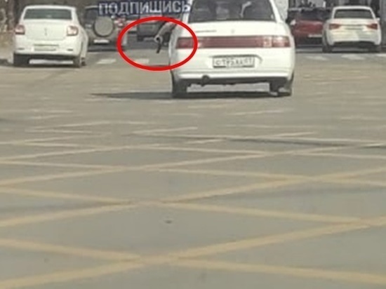 В Ростове полицейские ищут водителя, угрожавшего другим автомобилистам пистолетом