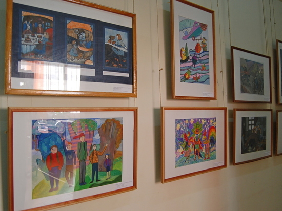 Юные художники Серпухова открыли выставку, посвященную любимым книгам