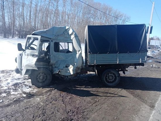 Под Новосибирском водитель УАЗика погиб после столкновения с фурой
