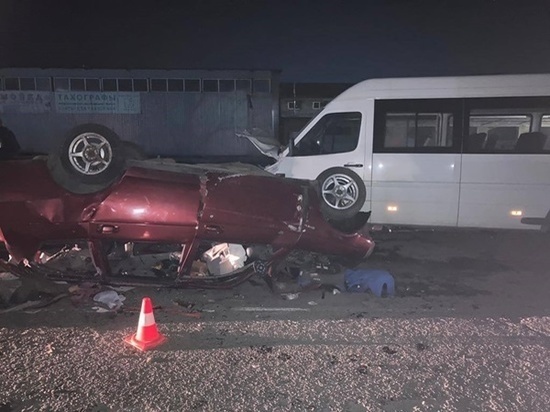 На трассе в Ростовской области пассажир легковушки погиб в ДТП с тягачом и автобусом