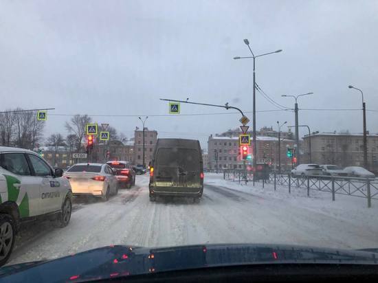 Машинам пришлось «проплыть» по пробке на Московском проспекте из-за коммунальной аварии