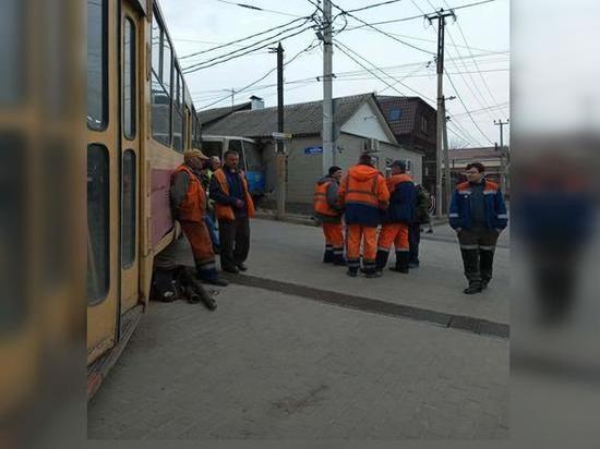 В Ростове на Скачкова трамвай сошел с рельсов и протаранил жилой дом