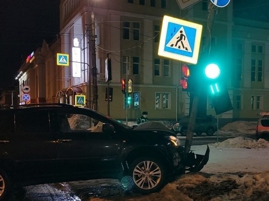 Коммунальщики реанимировали после ДТП светофор в центре Архангельска