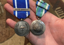 Военный корреспондент Александр Симонов («позывной Брюс») сообщил, что бойцам ЧВК «Вагнера», которые выполняют боевые задачи в Бахмуте, удалось добыть в качестве трофеев медали НАТО и ООН
