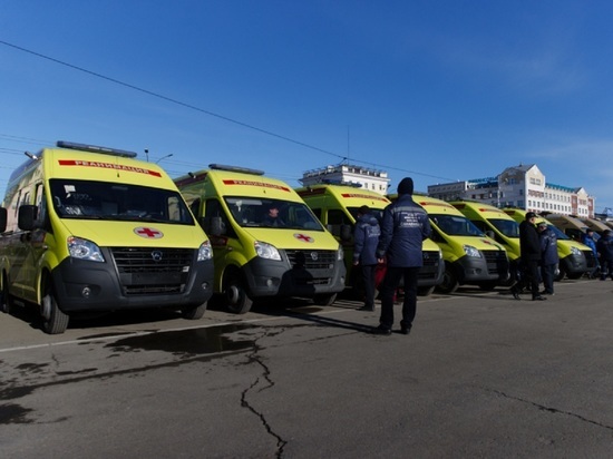 Виктор Томенко вручил главврачам больниц региона ключи от 63 новых «скорых»
