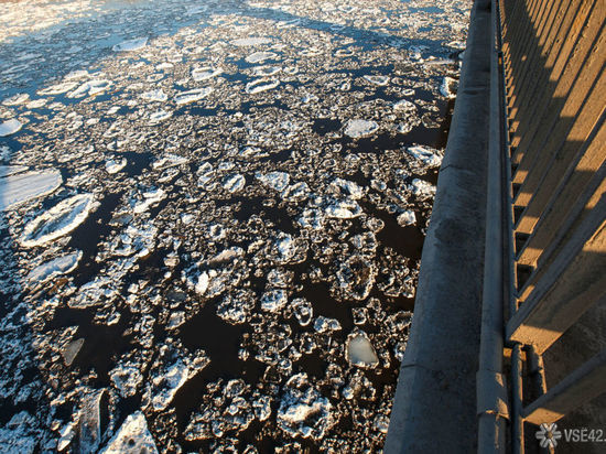 Первые подрывы льда на реках Кузбасса попали на видео