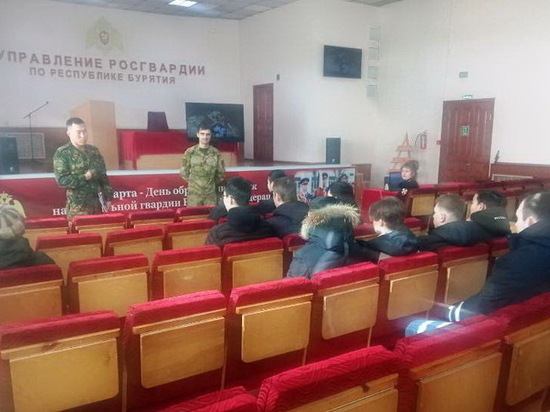  В Улан-Удэ студенты посетили комнату боевой славы Росгвардии