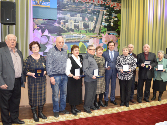 Почетные знаки «За супружеское долголетие» вручили 100 семьям Комсомольска