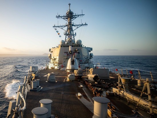 Пекин обвинил эсминец США во вторжении в территориальные воды КНР