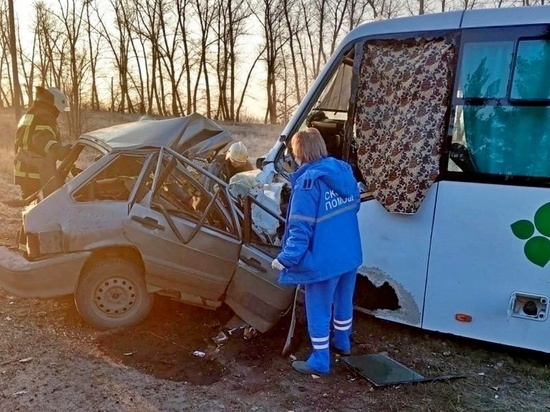 Под Воронежем при столкновении легковушки и автобуса погибли 3 человека и 6 травмированы