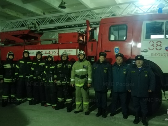 Пожарные вытащили двух человек из горящей квартиры в Тверской области