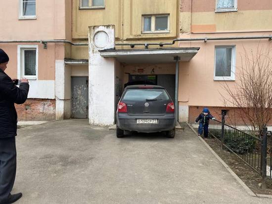 В Туле Volkswagen Polo врезался в дверь подъезда дома на улице Белкина