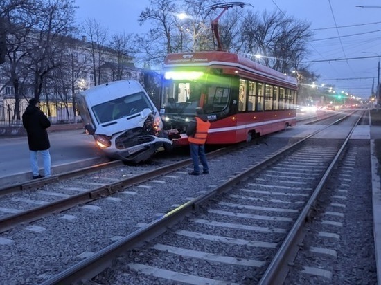 В Таганроге трамвай №5 врезался в курьерскую машину