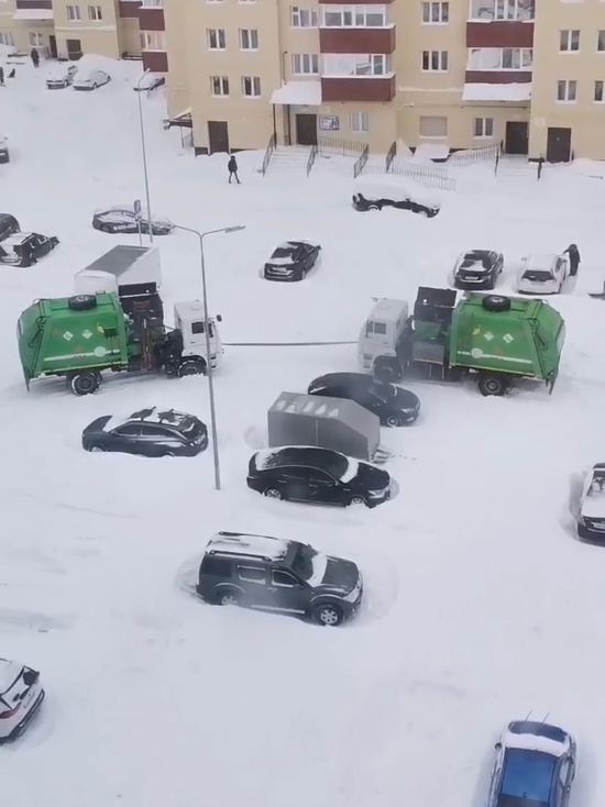 В Новом Уренгое мусоровоз застрял в снегу во дворе: на помощь ему приехал другой