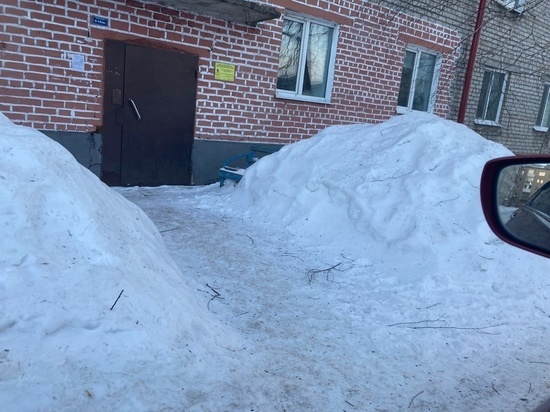 Только после вмешательства СК в городе Асино Томской области убрали снег с придомовой территории