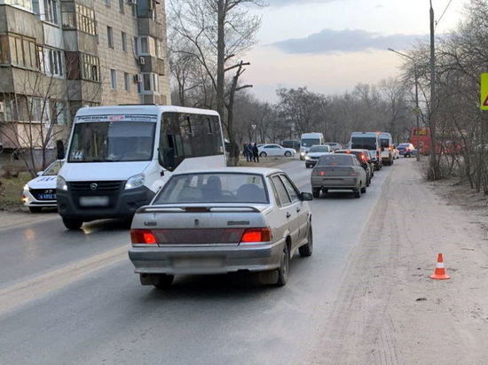 На юге Волгограда мотоцикл сбил выходящую из маршрутки женщину