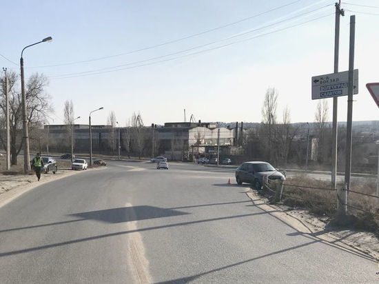 В Волгоградской области молодая девушка выпрыгнула из автомобиля на ходу