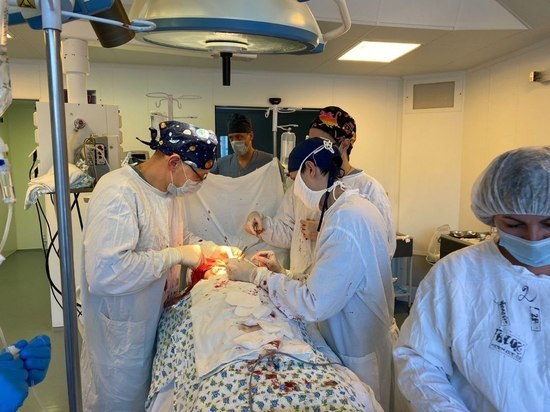 Омские врачи смогли прооперировать мужчину с 10-сантиметровым разрывом сонной артерии