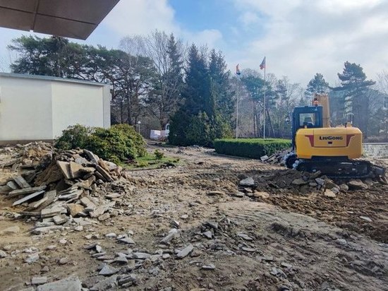 В Светлогорске начался ремонт у здания администрации округа