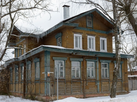В Тверской области на доме уничтожили резной декор прямо под окнами администрации